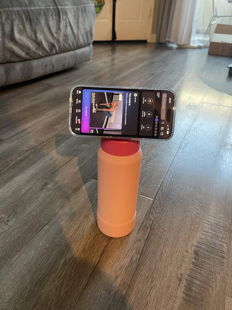 Customer photo of a Magcheer magnetic bottle with phone holder