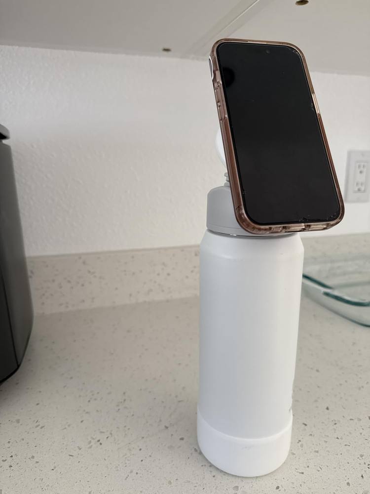 Customer photo of a white Magcheer magnetic bottle with phone holder