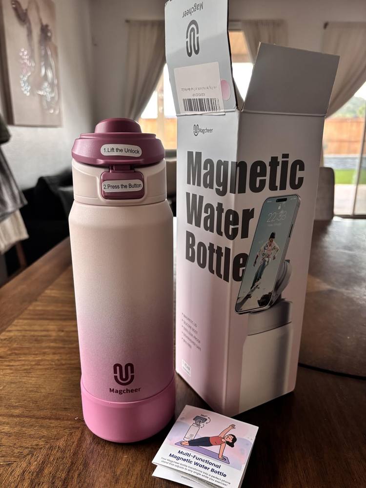 Customer photo of a pink Magcheer magnetic bottle with packaging