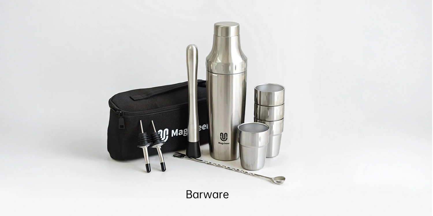 A set of stainless steel barware including a shaker, jigger, pour spout, and other tools, presented with a black carrying case. ### 图片alt（替代文本） A set of stainless steel barware including a shaker, jigger, pour spout, and other tools, presented with a black carrying case.